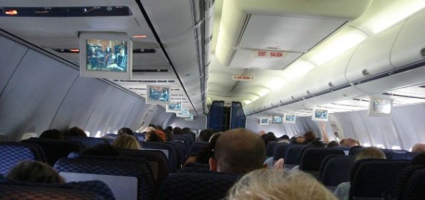 Asientos en un avión IYGfg7 620x292 Los viajeros queremos volar con más espacio para las piernas y no sentarnos en el asiento del medio