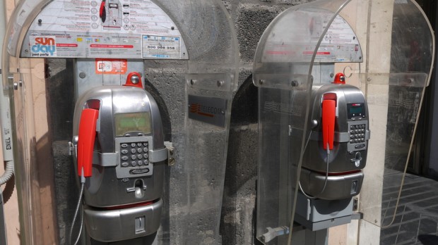 Teléfonos públicos en la calle