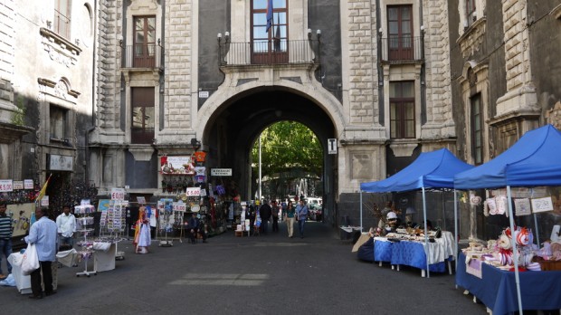 Otra vista de la Plaza del Duomo y el mercadillo adyacente