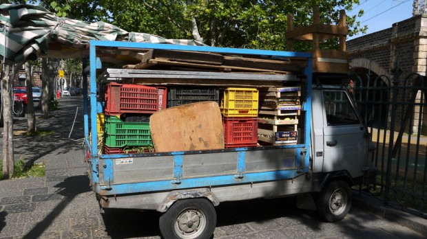 Una camioneta con fruta